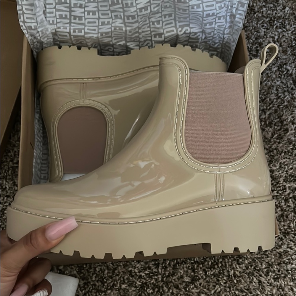 Steve Madden Beige Patent Leather Boots